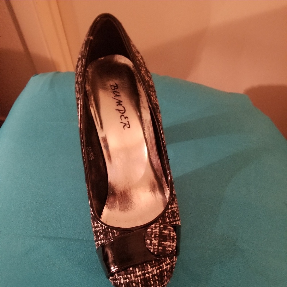 Black And white tweeted pumps